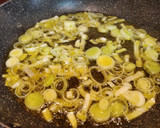 Foto del paso 1 de la receta: Garbanzos con jamón y puerro crujiente