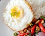 Foto langkah ke 4 dari resep Ayam Kemangi Pad Kra Pao.
