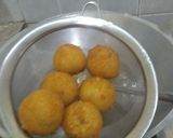 Foto langkah ke 5 dari resep Bola - bola Kentang Isi Sosis & Keju.