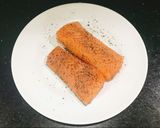 Hình bước làm 1 của món Cá Hồi Áp Chảo - ăn kèm Nấm Mỡ Sốt Tiêu Đen