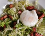 Foto del paso 5 de la receta: Ensalada de lechuga frisée, tocino y huevo poché