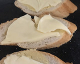 Foto del paso 1 de la receta: Brusquetas de mozzarella y pesto de tomate seco ahumado