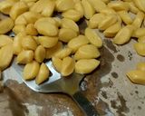 Foto langkah ke 3 dari resep Biji ketapang.