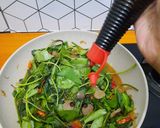 Foto langkah ke 4 dari resep Tumis Kangkung Saos Tiram #dapurelbeweek16.