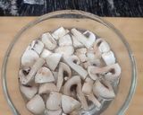 A picture of step 1 of Mushroom Do Piyaza.