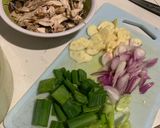 Foto langkah ke 2 dari resep Mie goreng ayam.