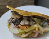 Foto del paso 8 de la receta: Arepa🫓de maíz🌽pelado rellena de carne asada🥩y ensalada🥙🧆