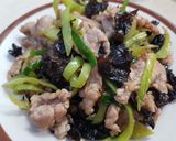 รูปขั้นตอนการทำที่ 2 ของ หมูผัดพริกหนุ่ม