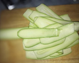 Foto del paso 1 de la receta: Rollitos de calabacín con salmón y queso
