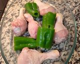 Foto del paso 2 de la receta: Muslitos con patatas y pimientos 😋😋