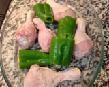 Foto del paso 2 de la receta: Muslitos con patatas y pimientos 😋😋