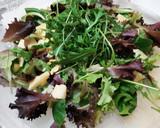 Foto del paso 1 de la receta: Ensalada de brotes tiernos con manzana y frutos secos