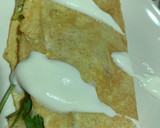 Foto del paso 5 de la receta: Tortilla media luna con tomate, aguacate, rúcula y queso. Topping de salsa de yogur