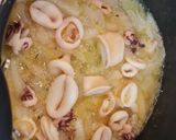 Foto del paso 2 de la receta Guiso de chipirones con gambas al azafrán