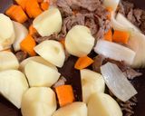 Foto del passaggio 2 della ricetta Carne in umido con patate alla giapponese "niku-jaga" 🥔