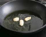 Foto del paso 3 de la receta: Alcachofas con jamón y gambas