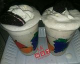 A picture of step 1 of Oreo milkshake.