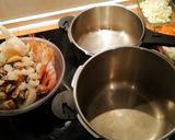 Foto del paso 1 de la receta: Sopa de marisco con rape y langostinos
