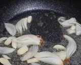 Foto langkah ke 2 dari resep Fusilli Aglio Olio.