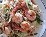 รูปขั้นตอนการทำที่ 2 ของ "ผัดหมี่ซั่วกุ้งสด" 🍜🦐Chinese Fried Noodle with Shrimp