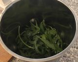 Une image de l'étape 1 de Velouté de roquette au parmesan.