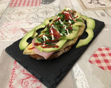 Foto del paso 6 de la receta: Tostada de tortilla y jamón york, aguacate y canónigos