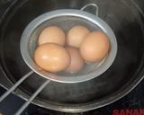 Hình bước làm 1 của món Scotch Eggs (Trứng lòng đào bọc thịt chiên xù)