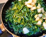 A picture of step 4 of Palak Aloo Lehsuniya.