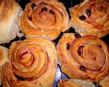 Foto del paso 6 de la receta: Rollos hojaldrados de ciruela y pasas