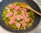 Foto del paso 3 de la receta: Pollo en salsa de tomate con patatas