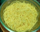 รูปขั้นตอนการทำที่ 2 ของ สปาเก็ตตี้พริกแห้งกุ้ง