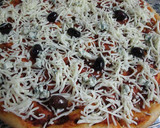 Foto del paso 5 de la receta: Prepizza con queso azul y olivas negras mallorquinas