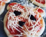 صورة لخطوة 3 من وصفة بيتزا للأطفال 🍕