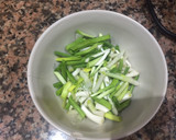 Foto del paso 2 de la receta: Habas salteadas con panceta, salchichas y butifarra negra