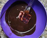 Foto del paso 13 de la receta: 🎂🍫🍰 Chocotorta de cumpleaños!! 🍰 Chocotorta con drip de chocolate, ganache y crema - facilísima!! 🍰🍫