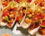 Foto del paso 4 de la receta: Barquitas de endivias con langostino y pimientos asados