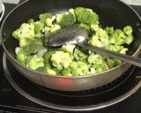 A picture of step 4 of Cream of Broccoli Spinach and Walnut Soup.
