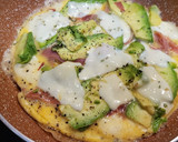 Foto del paso 4 de la receta: Tortilla abierta de aguacate, jamón y queso