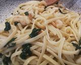 Foto del paso 5 de la receta: Espagueti de limón al ajillo con gambitas y espinacas