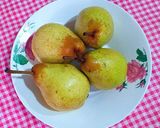 Foto del paso 1 de la receta: Peras confitadas en salsa de frutos rojos y agua de azahar
