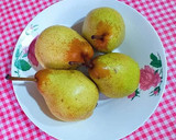 Foto del paso 1 de la receta: Peras confitadas en salsa de frutos rojos y agua de azahar