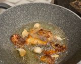 Foto langkah ke 2 dari resep Ayam Goreng Bawang Putih.