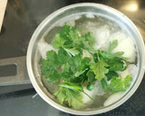 Foto del paso 3 de la receta: Crema de Habas y Guisantes con rollos de Cecina