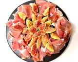 Foto del passaggio 2 della ricetta Bruschetta con stracciatella crudo e fichi