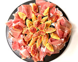 Foto del passaggio 2 della ricetta Bruschetta con stracciatella crudo e fichi