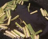 A picture of step 1 of Aglio, olio, peperoncino con zucchine.
