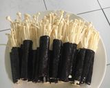 Hình bước làm 3 của món Rong biển cuộn nấm kim châm chiên giòn