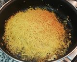 Foto del paso 3 de la receta: Fideos fritos con langostinos y emulsión de pimientos piquillo
