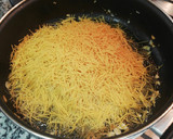 Foto del paso 3 de la receta: Fideos fritos con langostinos y emulsión de pimientos piquillo