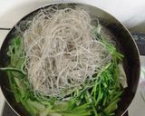 Hình bước làm 2 của món Miến xào trứng thập cẩm